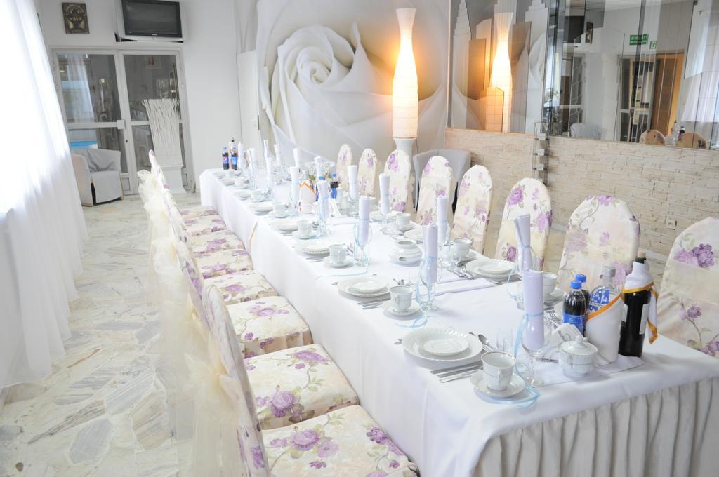 Acwador Hotel Pleszew Bagian luar foto