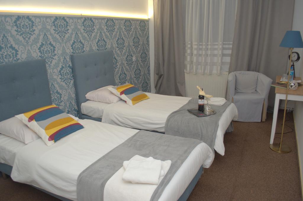 Acwador Hotel Pleszew Bagian luar foto